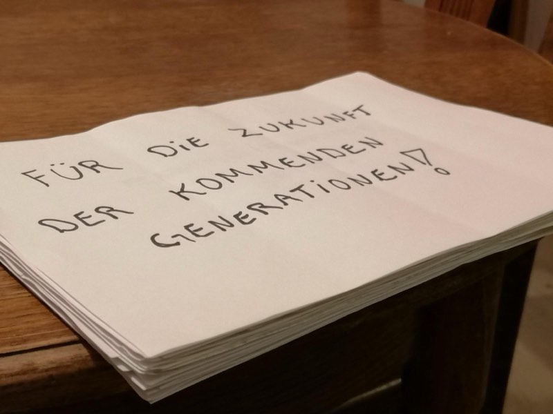 Stapel mit der handgeschriebenen Botschaft „Für die Zukunft der kommenden Generationen“