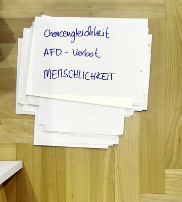 Zettel 047: Chancengleichheit AFD-Verbot MENSCHLICHKEIT